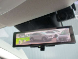 スマートルーミラー装備車両後方のカメラ映像をミラ-面に映し出すので、車内の状況や、天候などに影響されにくく、よりクリアな後方視界が得られます。