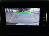 【バックカメラ】運転が苦手な方も車庫入れラクラクです!ギアをリバースに入れれば自動的に切り換わりますので、面倒な操作は不要です♪狭い駐車場もお車を傷つけず安心ですね!