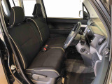 運転席の座面高さを調整できるシートリフターが付いています。フロントシートはベンチシートを採用で、座面も広く使い勝手もいいですよ♪