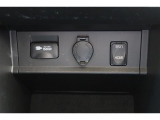 【アクセサリーソケット】12Vのカー用品等の電源供給が可能です。