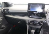 【まるまるクリーニング】内装工程では、中古車を気持ちよくお乗りいただけるよう清掃しております。シートの洗浄はもちろん、ニオイの元となるフロアカーペットまで洗浄・消臭を実施。