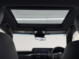 【ムーンルーフ】チルトUP・スライド電動式のムーンルーフが装着されております。車内の空気の入れ替えはもちろん、日光の取り入れや天体観測、などお楽しみいただけます。