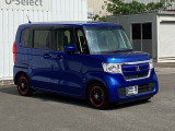 LEDヘッドライトを装備しています。LEDヘッドライトはとても明るく、雨の日や夜間走行も安全・安心です。オートライトコントロール付きで周囲の明るさに応じて自動で点灯・消灯します。