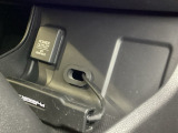 アクセサリーソケットはUSBのアダプターなどをつければ、スマホの充電にも使えます。