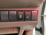 【アイドリングストップ】停車中でも、エンジンがかかっていればガソリンは消費されてしまいます。そのガソリンを節約するために、クルマが自動的に判断してエンジンを停止するのがアイドリングストップです。