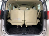 サードシート跳ね上げ式で折りたたみ可能です。キャンプ用品など大きな荷物もばっちり収納可能です!