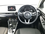 【運転席インテリアデザイン】左右対称のインテリアデザインでドライバーを包み込み運転に集中できるように設計されています。
