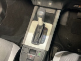 自然に手が届く距離に配置されたシフトレバー。