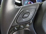 ステアリングから手を放さず、運転しながらオーディオ等の操作ができます。