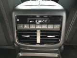 リアにもオートエアコン装備で、温度設定のみをしていただければ、快適な室内空間になります!