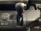 CVT車のセレクトレバーです。低速から高速まで、変速ショックのないスムーズな走りを実現するとともに、エンジン効率のよい領域を維持することで燃費にも貢献します。