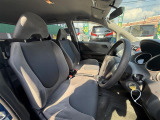 足元もゆったり、車内も広々快適です!もちろん助手席への移動も楽々可能です!