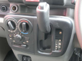 シフトノブの位置がステアリングに近くて、運転しやすいインストシフトノブです。扱いやすい5速オートギヤシフト(5AGS)でMTモード付です。扱いやすいダイヤル式のマニュアルエアコンが標準装備です(*^^*)