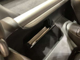 運転席後方に車検証入れがありますよ♪