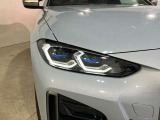 BMWレーザーライト:ハイビーム点灯時の照射距離を従来のロービームの2倍の600mまで可能にます。ブルーのデザインアクセントも装備されます。
