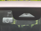 【ホンダセンシング】走行中に前方の車両等を認識し、衝突しそうな時は警報とブレーキで衝突回避と被害軽減をアシスト。より安全にドライブをお楽しみいただけます。