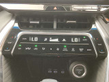 オートエアコンは温度を設定するだけで、自動で風量などを設定してくれます。運転しながら操作も必要ないので、安全性も向上します。