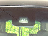 【スマートアシスト】走行中に前方の車両等を認識し、衝突しそうな時は警報とブレーキで衝突回避と被害軽減をアシスト。より安全にドライブをお楽しみいただけます。