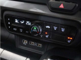 【オートエアコン】温度を設定すれば自動で快適な車内温度を保ちます。エアコン内部の高性能脱臭フィルターで車内のアレルゲンや花粉を除去。