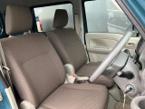 ドライバーの方と助手席の方が座るシートです。実際にお座りいただくのが、分かりやすいと思います。お気軽にご来店ください。