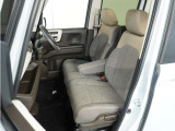 運転席と助手席は足元が繋がっているので自由に行き来しやすいので駐車場が狭いときでも助手席側からスムーズに乗り降りできて便利!
