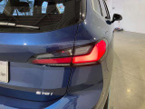 L字型リアコンビランプ:BMWの伝統的なデザインのひとつです。夜間でも誰が見てもBMWとわかる印象的なデザイン。