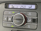 【オートエアコン】一度お好みの温度に設定すれば、車内の温度を検知し風量や温度を自動で調整。暑い…寒い…と何度もスイッチ操作をする必要はありません。快適な車内空間には必須の機能ですね♪