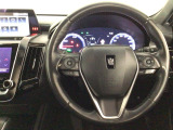 【ハンドル】運転にかかわる様々な操作を安全に行えるように視点移動が少なく操作性に配慮されたスイッチ類が凝縮されたコックピットです。