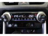 表示が大きく視認性の良いモニターのエアコンはシンプルなプッシュ&ダイヤル式。運転席と助手席はDUAL設定で左右別々の温度設定ができます。場所や個人による寒暖差も解消できて快適です。