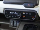 ◆オートエアコン装備◆ お好みの温度を設定をするだけで、後は、自動で風量を調節してくれます!快適にドライブが楽しめます。