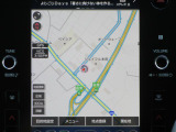 ナビ地図のアップ写真です。縦型画面は進行方向が広く見えて使い易い形状です。