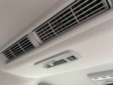 リアシーリングファンも付いておりますので、車内の空気の循環にも役立ちます。