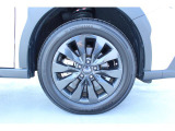 タイヤサイズは225/60R18 純正アルミホイール装着です!