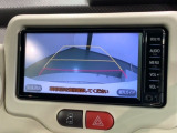 リバースギアに入れるだけで後方の表示へ切り替わります。夜間や雨の日の駐車も楽になりますよ。