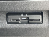 【ETC】有料道路を利用する際に料金所で停止することなく通過できる、ETC車載器(ノンストップ自動料金収受システム機器)が装備されています。セットアップを行うことで利用可能になります。