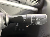 【オートライト】周りの明るさに応じて自動でヘッドライトの点灯・消灯ができる機能です!ライトの付け忘れ・消し忘れなどが無くなり、雨の日や夕方の走行も安心!トンネル通過時も便利ですね♪