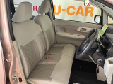 フロントベンチシートが運転席足元もゆったり、広々快適です、助手席へのウォークスルーも楽々可能ですよ☆