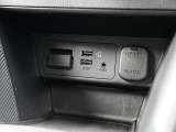 CD/DVD再生プレーヤーとフルセグTVチューナーは非搭載ですが、USB端子やAUX端子は備えています。