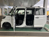 後部座席は片側電動スライドドアです☆狭い場所での乗り降りや荷物の積み降ろしに便利♪
