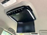 【フリップダウンモニター】大画面モニターで後席でもエンタメをお楽しみいただけます。小さなお子様にも大人気の装備です♪