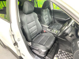 運転席シート廻りは使用感も少なく、良好な状態となっています。前オーナー様が丁寧に使っていたことがよくわかりますね。