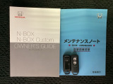 スマートキーは鍵をバッグに入れたままでもドアロックの開閉やエンジンのON・OFFができます。夜間や雨の日も鍵を探さなくて良いので便利です。