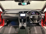 車内は光触媒抗菌消臭施工済です。インパネ周りはスタイリッシュなデザインで機能や装備も充実しています。グローブボックスやカップホルダーのほかにトレーなどたくさんの収納スペースが付いています。