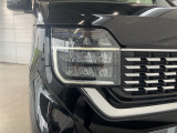 明るくて長寿命のLEDヘッドライト採用