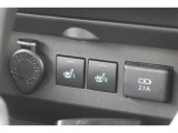運転席と助手席にシートヒーターが付いています。