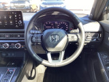 手に馴染んで運転しやすい本革巻ステアリングホイール。