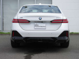 L字型の特徴的なテールランプが、後のドライバーへBMWを印象付けます。