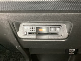 エアコンパネルの下にETCがついています。高速道路の料金所の通過も楽々です!。 カードの取り出しもしやすい場所についています。