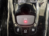 【電動パーキングブレーキ】パーキングブレーキは便利な電動式!ボタン一つで操作でき、アクセルを踏めば自動で解除されます♪レバーやペダルが無いので運転席廻りもすっきりしますね♪