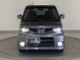 ディスチャージヘッドライト【HID】を装備していますのでとても明るく、夜間の走行や雨の日も安全・安心です。